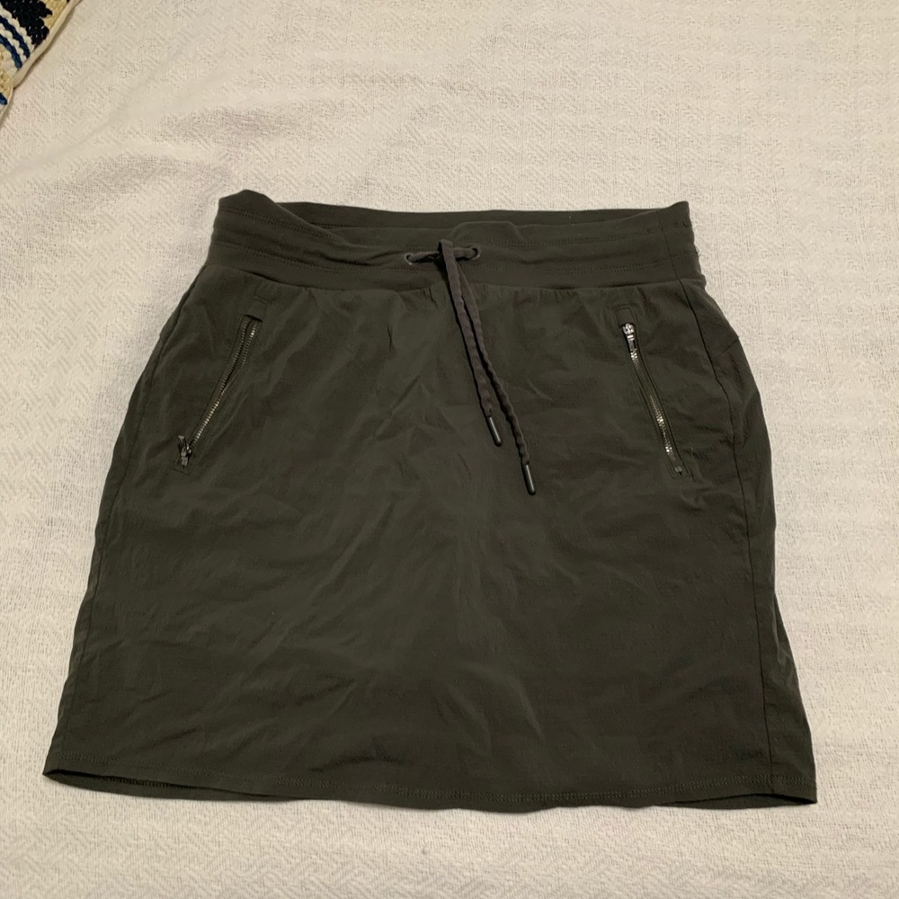 Athleta women’s green skort